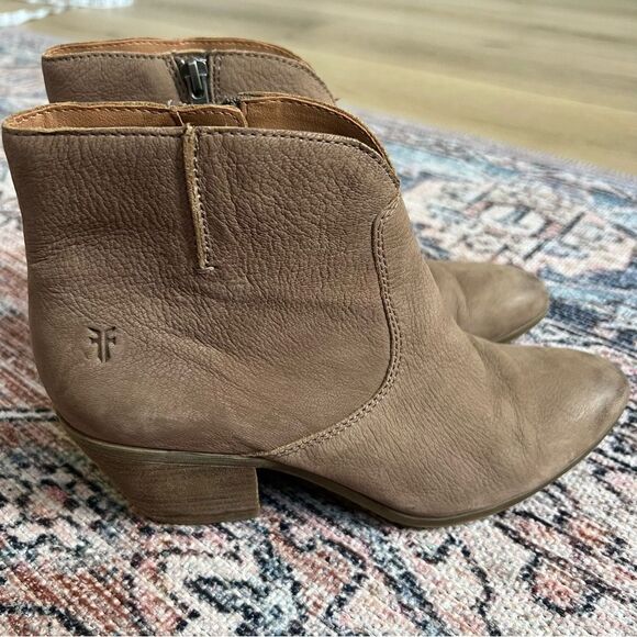 Frye Jennifer Women's Taupe Grey Tan Leather Ankle Boots Size 8.5 - Picture 1 of 11